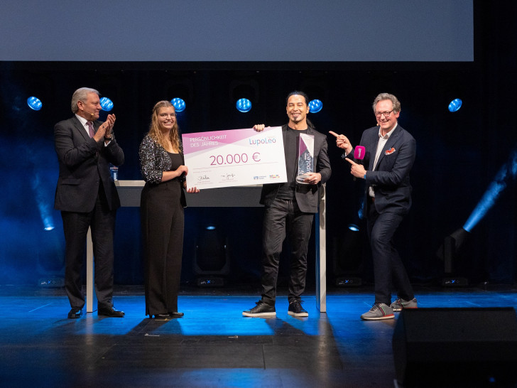 Bei der LupoLeo Award-Gala in 2022 übergab die Vorsitzende des Jugendkomittes Emely Dehning den Preis an die Persönlichkeit des Jahres 2022, den Comedian Bülent Ceylan, im Beisein von LupoLeo Award-Initiator Jürgen Brinkmann (links) und Jury-Mitglied Dr. Eckart von Hirschhausen (rechts).