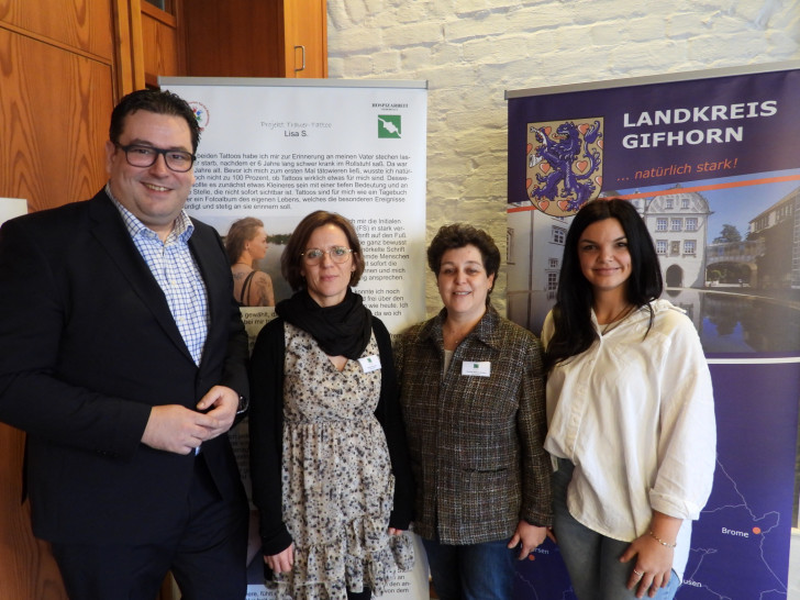 Tobias Heilmann, Landrat des Landkreises Gifhorn (von links), Wiebke Reimers, Ambulante Hospizarbeit Gifhorn e. V., Claudia Baderschneider, Ambulante Hospizarbeit Gifhorn e. V., und Verena Maibaum, Gleichstellungsbeauftragte des Landkreises Gifhorn. 