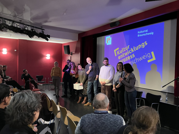 Der neu gewählte erste Vorstand des Kulturrats im Roten Saal des Schlosses.