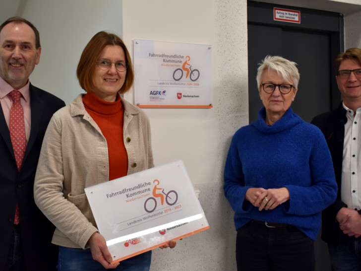 Zum zweiten Mal wurden Stadt und Landkreis Wolfenbüttel als Fahrradfreundliche Kommune ausgezeichnet. Eine Plakette in der Landkreisverwaltung weist darauf hin. Für die Radmobilität setzen sich ein (v.l.n.r.): Torsten Ruhe (Betriebsleiter des Wirtschaftsbetriebe, LKWF), Radmobilitätsbeauftagte Kerstin Geffers, Landrätin Christiana Steinbrügge und Claus Pahlitzsch (Leiter Referat 02 Nachhaltigkeit und Klimaschutz, LKWF).