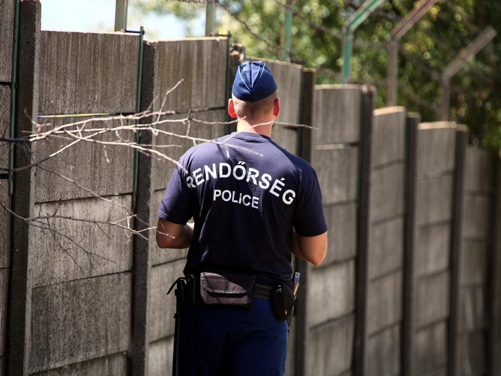 Ungarische Polizei an einer Mauer mit Stacheldraht (Archiv)
