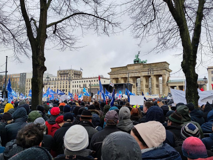 Demo gegen Waffenlieferungen im Februar 2023 in Berlin