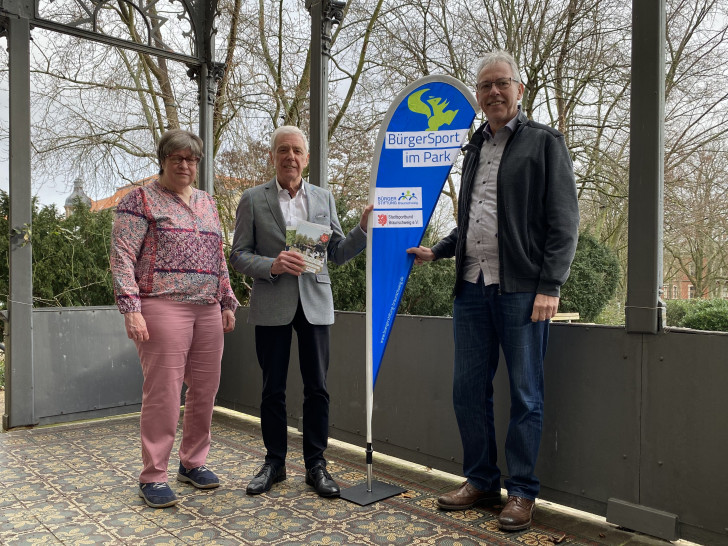  Annemarie Ohl (Projektleiterin der Bürgerstiftung für BürgerSport im Park) und Thomas Schebesta (Vorstandsmitglied der Bürgerstiftung) übergeben die Projektverantwortung an Norbert Rüscher (Vizepräsident des Stadtsportbunds) Bildrechte: Bürgerstiftung Braunschweig