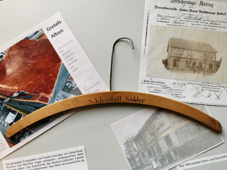 Ein Kleiderbügel erinnert an deutsch-jüdische Familie Kleeblatt aus Salder.