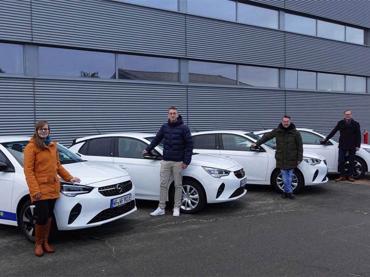 Vor den ersten neuen E-Autos (v.l.): Klara Krüger, Cedrik Bosse, Ivica Lukanic und Klaus Benscheidt.