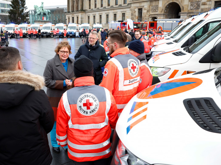 v.l.: Innenministerin Daniela Behrens und Vizepräsident BBK Dr. René Funk mit Einsatzkräften auf dem Schlossplatz.