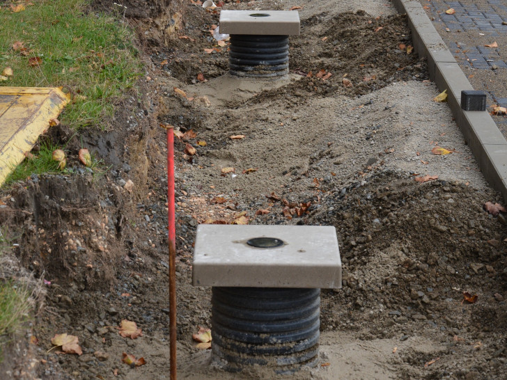 Acht Fundamente für Ladesäulen sind schon gesetzt vor dem Gebäude AE10. Zunächst werden aber nur drei Säulen installiert. 