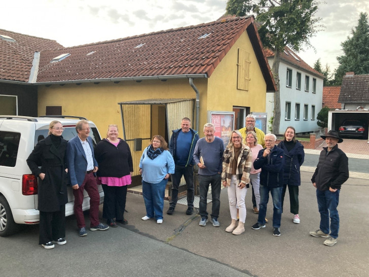 Der Arbeitskreis mit Frau Michaela Götze vom Amt für regionale Landesentwicklung (dritte von links) freut sich über die neu entstandene Büchertauschbörse in der alten Heißmangel von Reinsdorf.