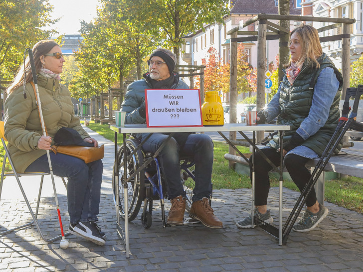 Petra Bognitz, Torsten Busch und Carolin Rattunde (von links) vom Arbeitskreis "Quartier barrierefrei" werden durch Barrieren oft ausgegrenzt.