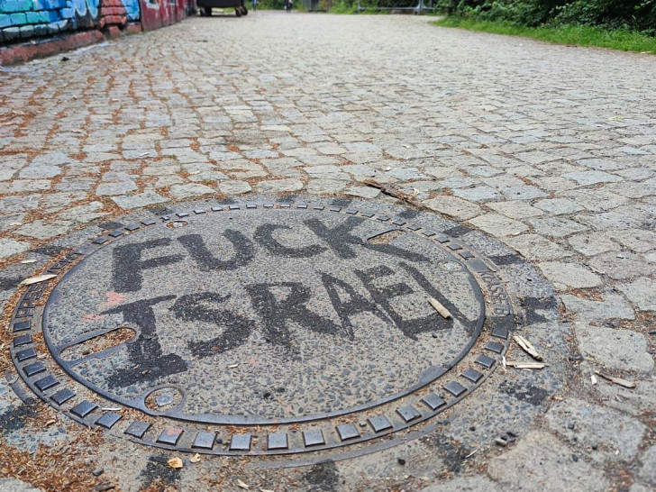 Graffiti mit dem Schriftzug "Fuck Israel" auf einem Gullideckel (Archiv)