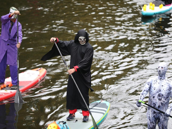 Menschen in Halloween-Verkleidung beim Paddeln (Archiv)