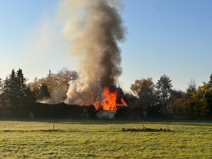 Bei Eintreffen der Feuerwehr stand die Laube bereits in Vollbrand.