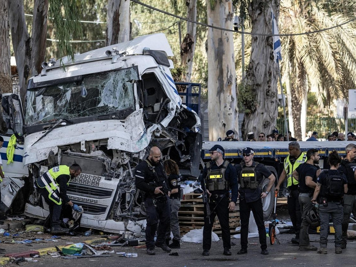 Polizei am Tatort einer Lkw-Attacke in Tel Aviv am 27.10.2024