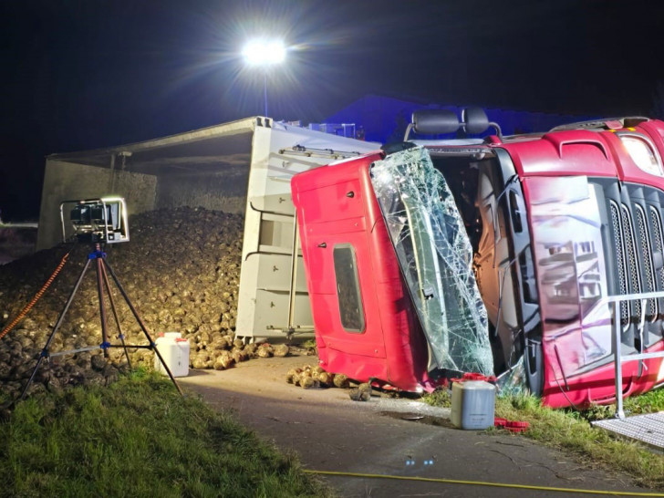 Der Fahrer wurde durch die Windschutzscheibe befreit.