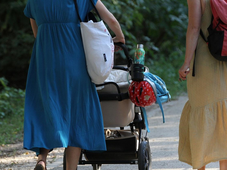 Zwei Frauen mit Kinderwagen (Archiv)