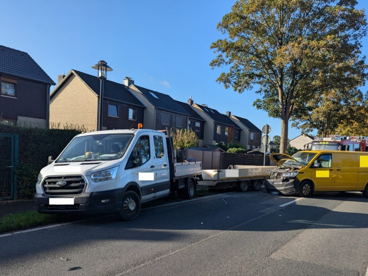 Der Transporter wurde durch den Unfall stark beschädigt.