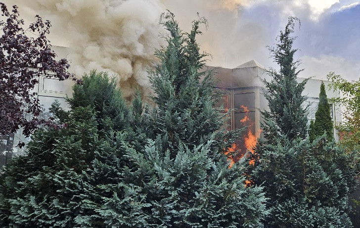 Flammen und dichter Rauch waren von Weitem zu sehen.