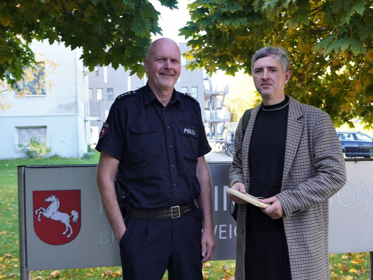 Inspektionsleiter Thomas Bodendiek (links) dankte Retter Stephan Müller (rechts) für seine Zivilcourage.