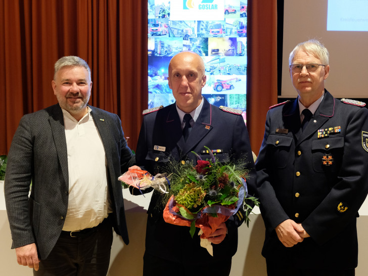 Erster Kreisrat Frank Dreßler (links) und Kreisbrandmeister Uwe Fricke (rechts) gratulieren Udo Löprich, den die Stadt-, Gemeinde- und Ortsbrandmeister aus dem Kreisgebiet mit großer Mehrheit als Nachfolger für die Position des Kreisbrandmeisters vorgeschlagen haben.