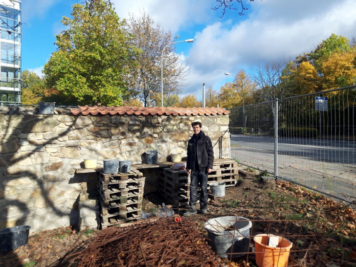 Karl-Heinz Broska vor der fertigen Mauer.