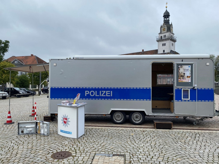 InfoMobil auf dem Schloßplatz in Wolfenbüttel.