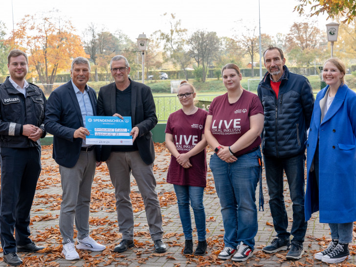 Bei der Spendenübergabe, v.l.: Jonas Brockfeld, Michael Pientka, Jens Ludwig, Natalie Dittrich, Jaqueline Böhnke, Frank Rogalski, Anna Kostrewa.