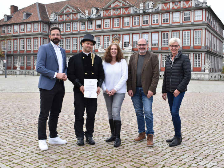 Christian Malak (Obermeister der Schornsteinfeger-Innung Braunschweig), Bezirksschornsteinfeger Mirco Vianello, Andrea Klingenberg (Abteilung Bauverwaltung und Immissionsschutz, LK Wolfenbüttel, Sven Volkers (Kreisbaurat LK Wolfenbüttel) und Katrin Bosse (Leiterin Abteilung Bauverwaltung und Immissionsschutz, LK Wolfenbüttel). 