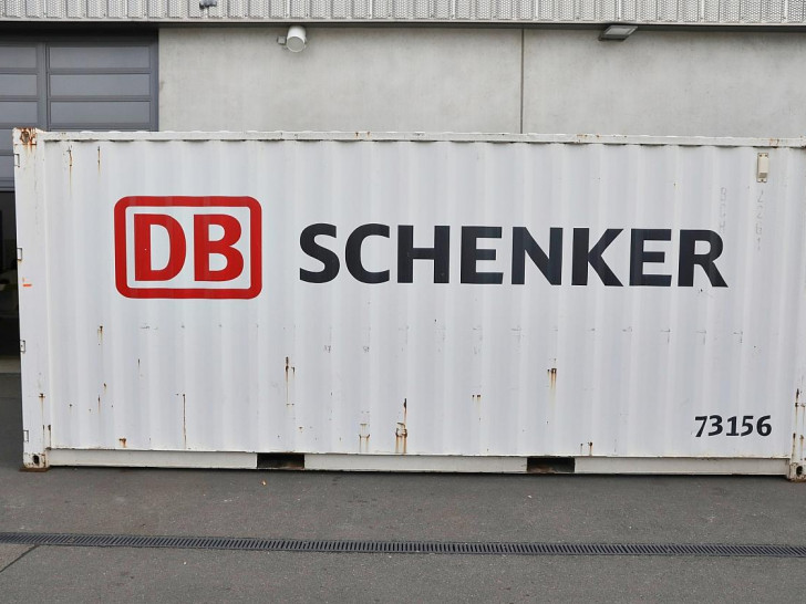 Container mit Logo von DB Schenker (Archiv)