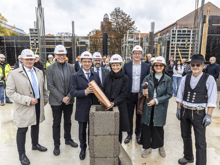 Grundsteinlegung für den Chemie-Neubau der TU Braunschweig: Dietmar Smyrek, Vizepräsident für Personal, Finanzen und Hochschulbau, Torsten Markgräfe, Geschäftsbereichsleiter TU-Gebäudemanagement, Falko Mohrs, Niedersächsischer Minister für Wissenschaft und Kultur, Prof. Dr. Christoph Jacob, Prodekan der Fakultät für Lebenswissenschaften, Prof. Angela Ittel, Präsidentin der TU Braunschweig, Dipl.-Ing. Lars Hidde, Hidde Architekten GmbH Braunschweig, Cristina Antonelli-Ngameni, Bürgermeisterin der Stadt Braunschweig, und Polier Karsten Thomas (v. li.). 