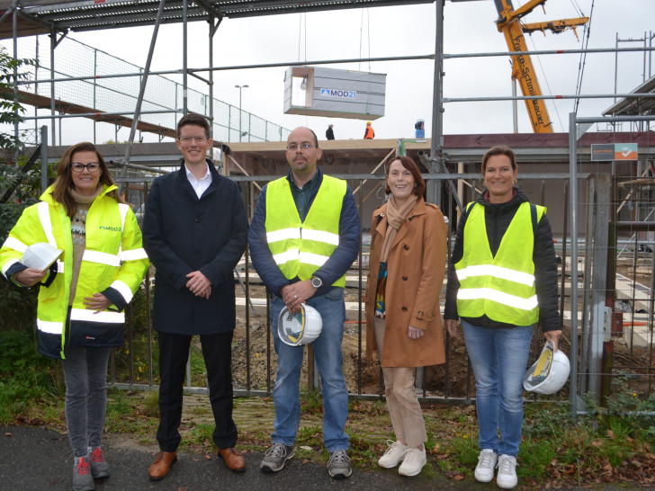 Marta Olejnik (MOD21), Bürgermeister Tobias Grünert, René Plümecke (Fachdienstleitung Hochbau), Erste Gemeinderätin Britta Schwartz-Landeck und Sina Rade (Ingenieurbüro Papendieck&Rade) (v. li.).