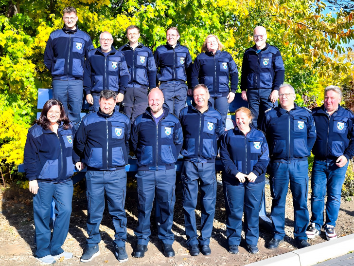 Ein Teil der Einsatzabteilung der Feuerwehr Hemkenrode im neuen Outfit.