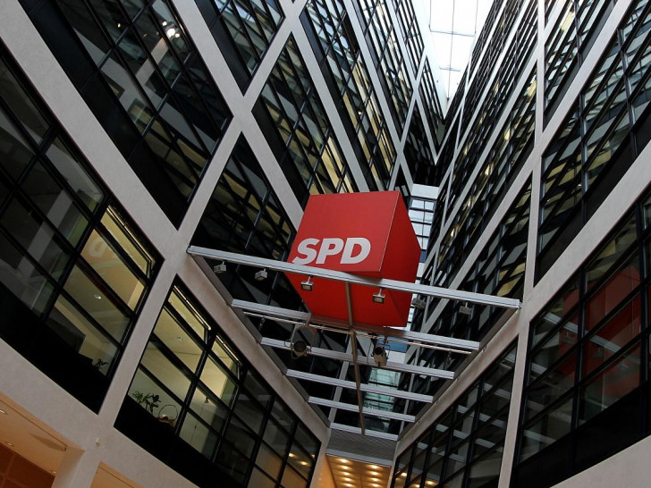 SPD-Logo im Willy-Brandt-Haus (Archiv)