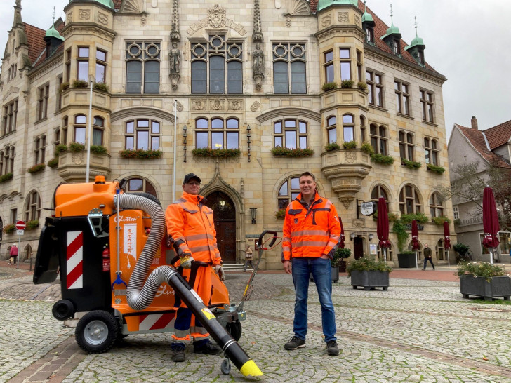 Jetzt wird ordentlich gesaugt: Mitarbeiter des städtischen Betriebshofes mit dem neuen Stadtmüllsauger vor dem Rathaus.