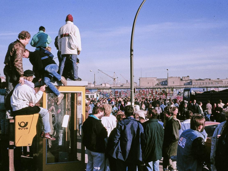 Menschen vor der Berliner Mauer (Archiv)