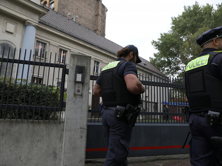 Polizei vor Synagoge (Archiv)