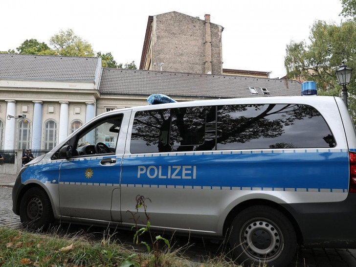 Polizei vor Synagoge (Archiv)