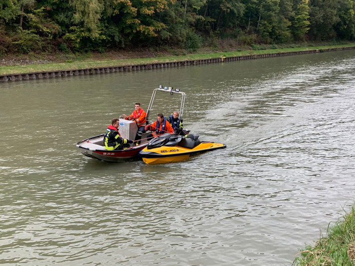 Die Feuerwehr kam dem Fahrer mit einem Boot zur Hilfe.