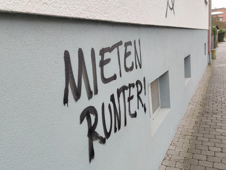 Graffiti mit Schriftzug "Mieten runter" (Archiv)