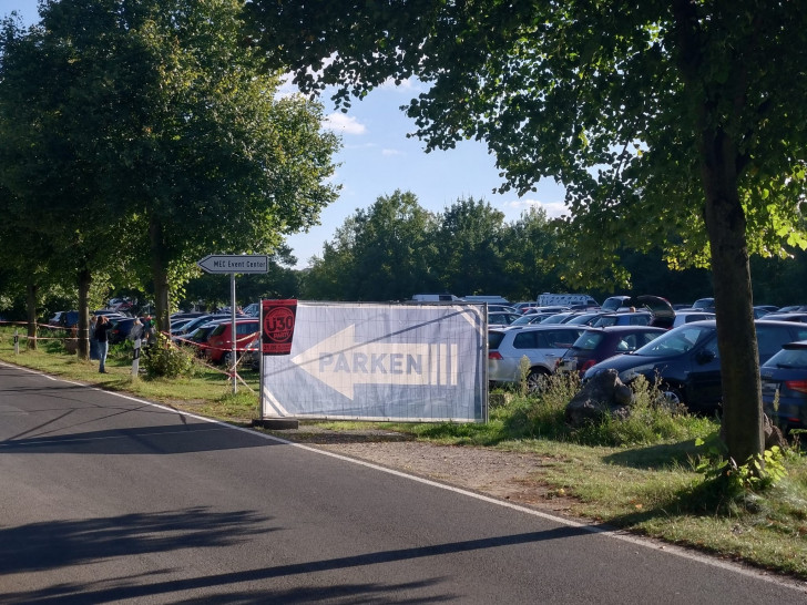 Das Schild weist dorthin, wo man eigentlich parken sollte.