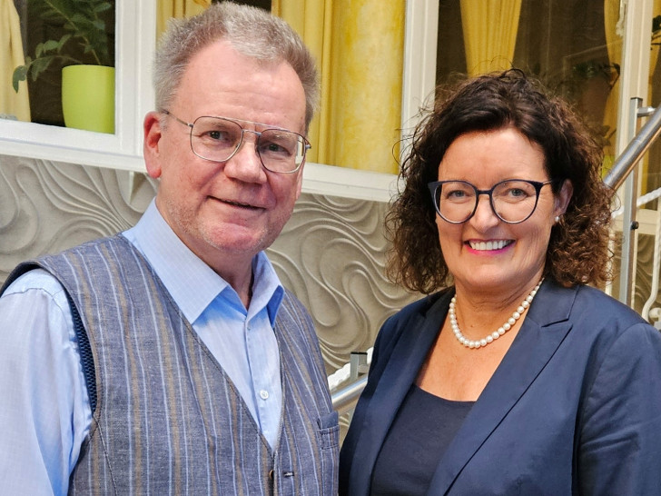 CDU-Fraktionschef Michael Kramer gratuliert Marion Övermöhle-Mühlbach, die jetzt von der CDU/FDP Gruppe im Kreistag zur Stellvertretenden Landrätin nominiert wurde.