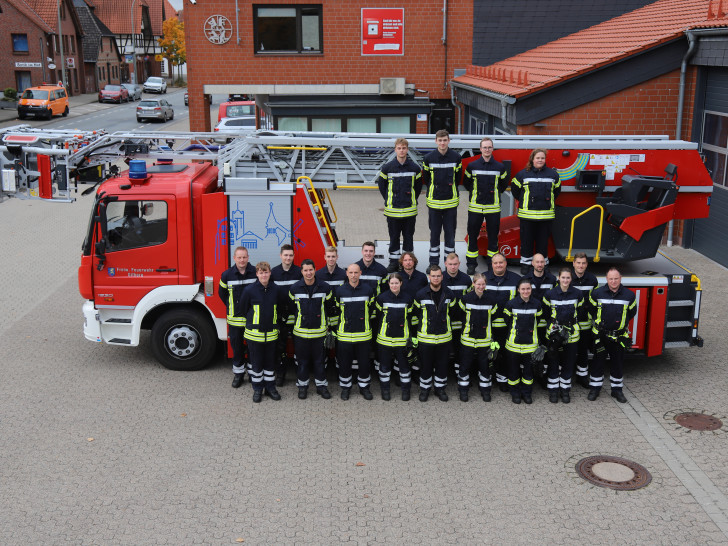  Insgesamt 17 engagierte Feuerwehranwärter, darunter 4 Frauen, absolvierten die anspruchsvolle Ausbildung, die ihnen nun den Status der Einsatzfähigkeit verleiht