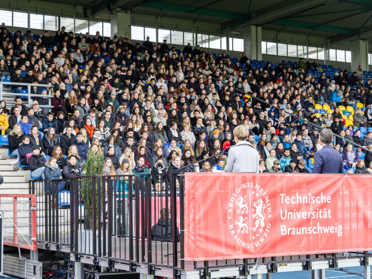 „Ab heute sind Sie Mitglied der dynamischen TU Braunschweig Gemeinschaft, in der exzellenten Wissenschaft und innovative Lehre an erster Stelle stehen.“ Mit diesen Worten begrüßte TU-Präsidentin Angela Ittel gemeinsam mit dem Vizepräsidenten für Studium und Lehre, Knut Baumann, die Erstsemester. 