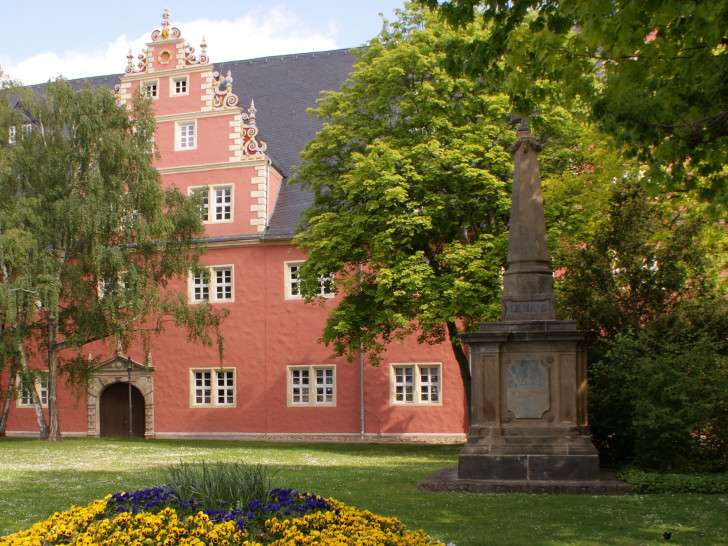 Bis etwa 1960 stand das Denkmal seitlich vor dem Zeughaus. 