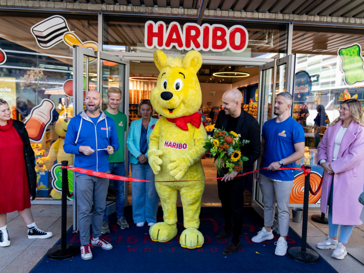 Der Goldbär durfte bei der Eröffnung des Haribo-Shops nicht fehlen.