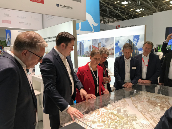 Oberbürgermeister Dr. Thorsten Kornblum zeigte bei der Expo Real 2023 Wiebke Osigus, Niedersächsische Ministerin für Bundes- und Europaangelegenheiten und Regionale Entwicklung, am Braunschweiger Messestand das Modell der Bahnstadt. Auch in diesem Jahr präsentieren Stadt und Wirtschaftsförderung Braunschweigs städtebauliche Potenziale auf Europas größter Immobilienmesse.