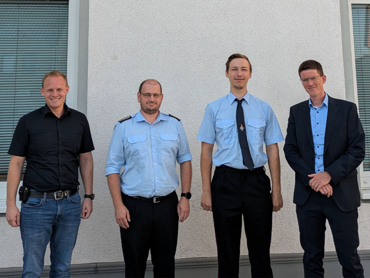 v.l.: Dennis Kopaniarz (Fachdienstleiter Personal, Organisation und Feuerwehr), Ortsbrandmeister Michael Polewazyk, stellv. Ortsbrandmeister Markus Bigalke (kommissarische) und Bürgermeister Tobias Grüner.