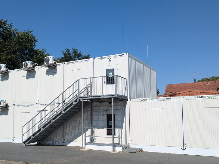 An der Grundschule Vallstedt stehen zum Schuljahr 2024/2025 zwei allgemeine Unterrichtsräume und ein Sanitärraum in Containerbauweise.