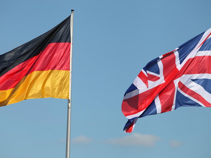 Fahnen von Deutschland und Großbritannien (Archiv)