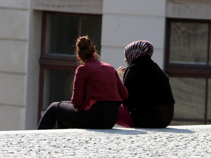 Frau mit Kopftuch und Frau ohne Kopftuch (Archiv)