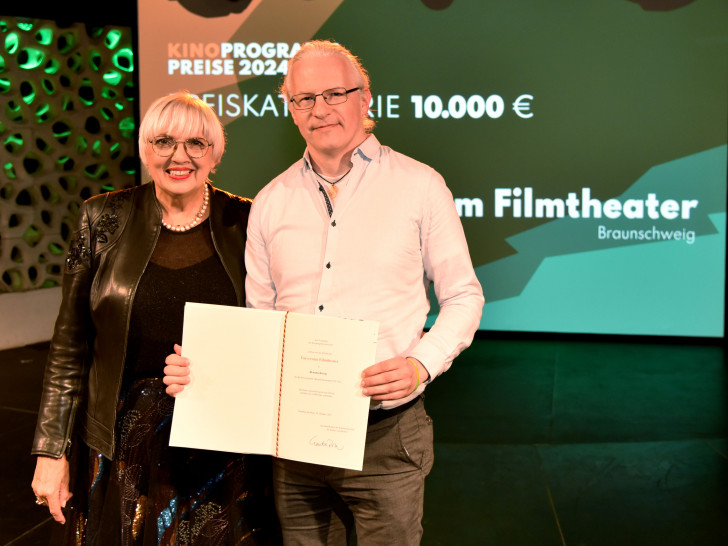 Kulturstaatsministerin Claudia Roth und Theaterleiter Tobias Jung bei der Preisverleihung in Frankfurt.